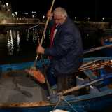Da quel momento avviene tutto in pochissimi secondi. La luce della lampara illumina la zona, Giuseppe cala in acqua la fiocina e la ritira su con un grosso pesce infilzato
